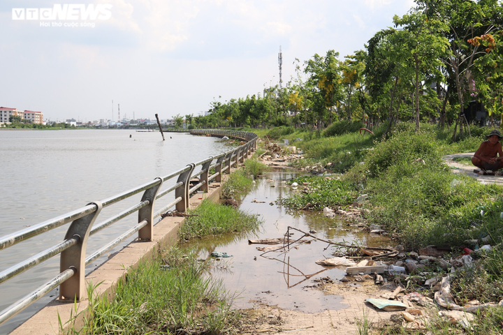 Công trình nâng cấp đô thị hơn 200 tỷ đồng ở Cần Thơ nhếch nhác, đầy rác thải - 2