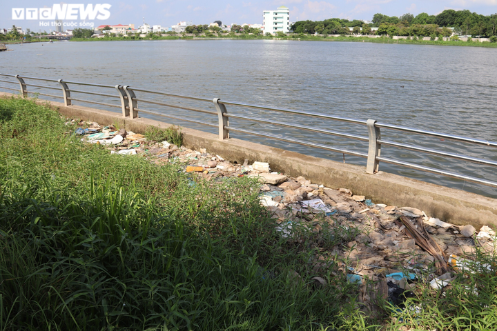 Công trình nâng cấp đô thị hơn 200 tỷ đồng ở Cần Thơ nhếch nhác, đầy rác thải - 14