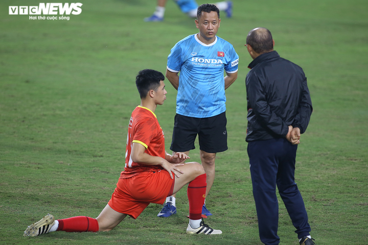 Hà Nội nổi dông lớn, tuyển Việt Nam dầm mưa rèn chiến thuật - 3