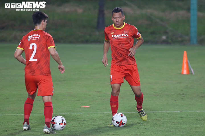 Hà Nội nổi dông lớn, tuyển Việt Nam dầm mưa rèn chiến thuật - 1