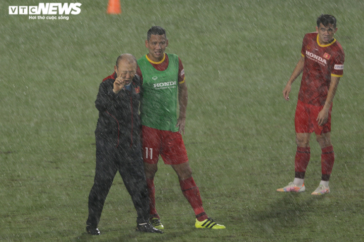 Hà Nội nổi dông lớn, tuyển Việt Nam dầm mưa rèn chiến thuật - 8