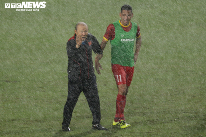 Hà Nội nổi dông lớn, tuyển Việt Nam dầm mưa rèn chiến thuật - 7