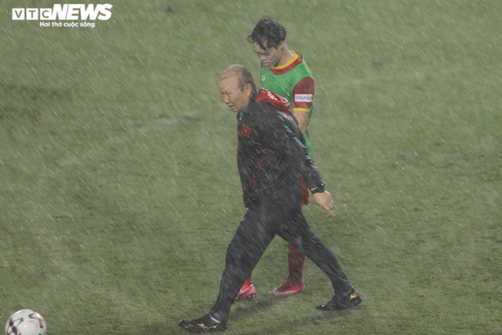 Hà Nội nổi dông lớn, tuyển Việt Nam dầm mưa rèn chiến thuật - 6