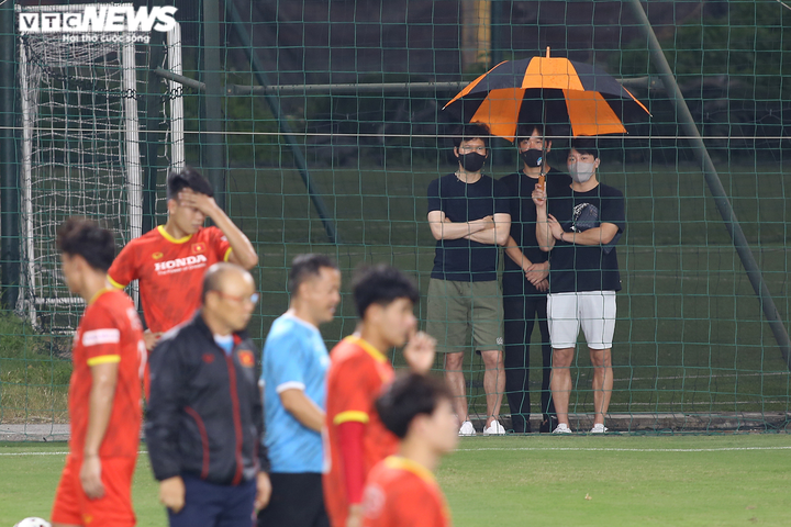 Hà Nội nổi dông lớn, tuyển Việt Nam dầm mưa rèn chiến thuật - 5