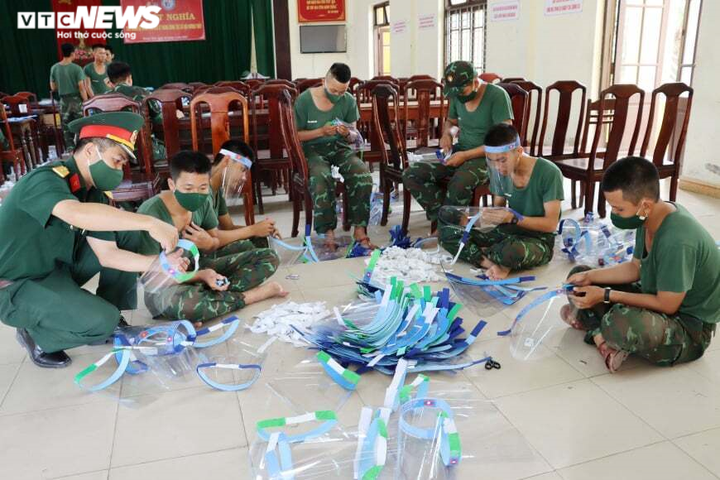 Bộ đội làm ngàn tấm chắn giọt bắn hỗ trợ lực lượng tuyến đầu chống dịch - 1