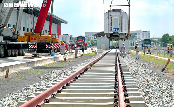 Ảnh: Cận cảnh quá trình lắp đặt tàu Metro số 1 lên đường ray depot Long Bình - 8