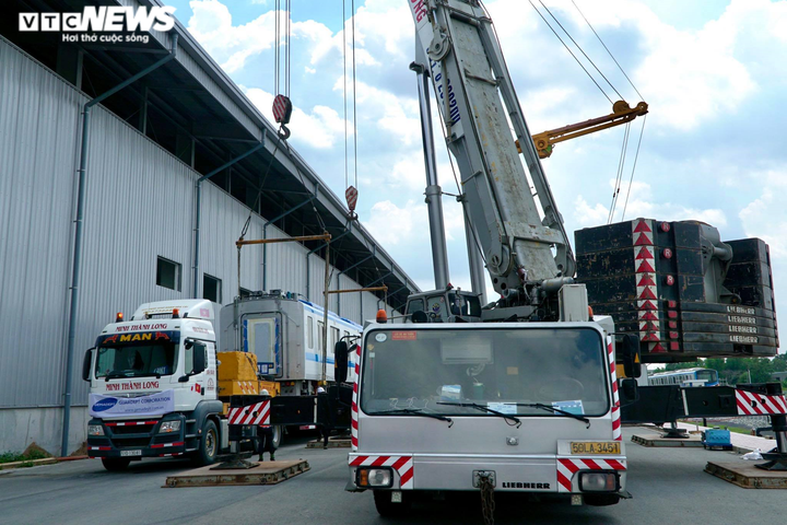 Ảnh: Cận cảnh quá trình lắp đặt tàu Metro số 1 lên đường ray depot Long Bình - 1