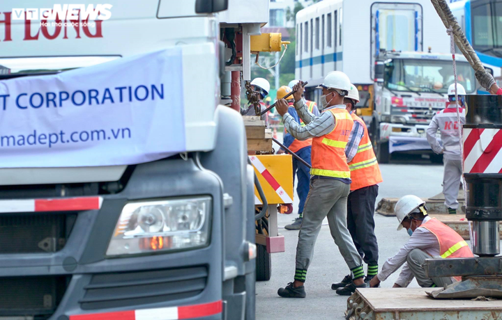 Ảnh: Cận cảnh quá trình lắp đặt tàu Metro số 1 lên đường ray depot Long Bình - 2