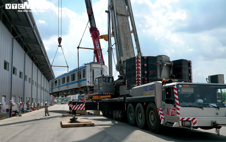 Ảnh: Cận cảnh quá trình lắp đặt tàu Metro số 1 lên đường ray depot Long Bình - 3