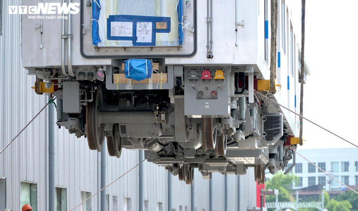 Ảnh: Cận cảnh quá trình lắp đặt tàu Metro số 1 lên đường ray depot Long Bình - 6