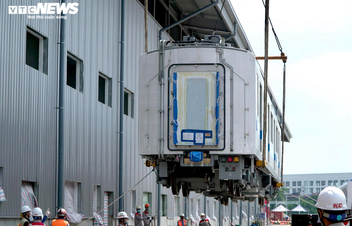 Ảnh: Cận cảnh quá trình lắp đặt tàu Metro số 1 lên đường ray depot Long Bình - 5
