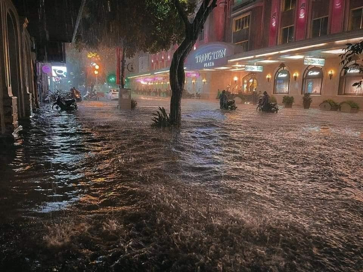 Ảnh: Hà Nội mưa như trút nước, nhiều tuyến phố Thủ đô biến thành sông - 8