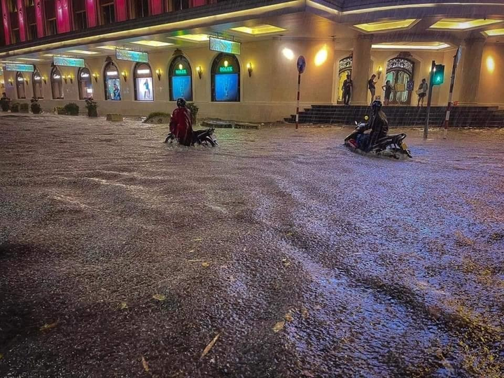 Ảnh: Hà Nội mưa như trút nước, nhiều tuyến phố Thủ đô biến thành sông - 6