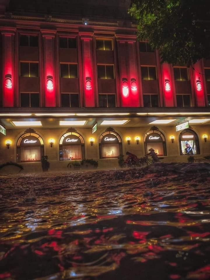 Ảnh: Hà Nội mưa như trút nước, nhiều tuyến phố Thủ đô biến thành sông - 5