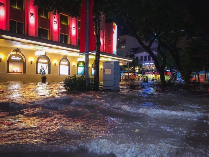 Ảnh: Hà Nội mưa như trút nước, nhiều tuyến phố Thủ đô biến thành sông - 4