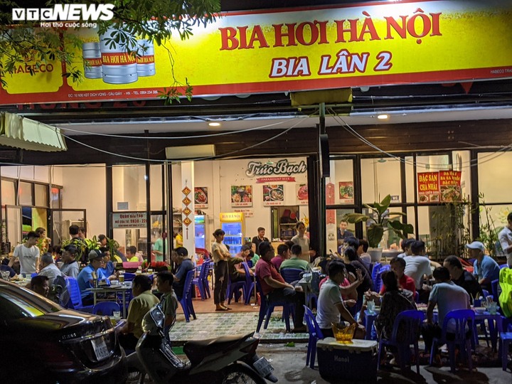 Hà Nội yêu cầu tạm dừng hoạt động quán bia, chợ cóc, chợ tạm phòng COVID-19 - 1