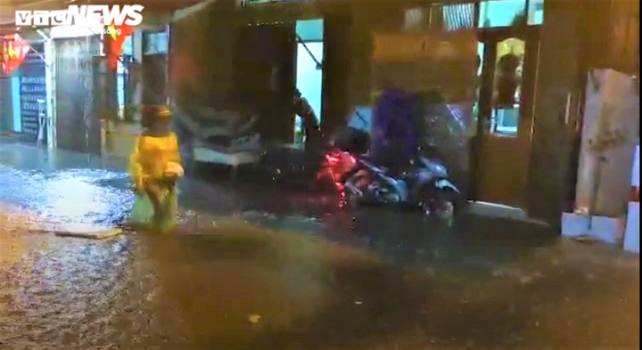 Ảnh: Hà Nội mưa như trút nước, nhiều tuyến phố Thủ đô biến thành sông - 14