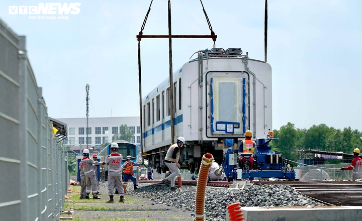 Ảnh: Cận cảnh quá trình lắp đặt tàu Metro số 1 lên đường ray depot Long Bình - 9