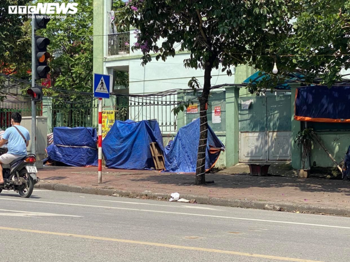 Hà Nội: Nhiều chợ cóc, chợ tạm vẫn hoạt động bất chấp lệnh cấm - 10