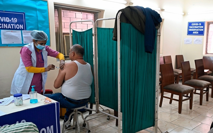 Ấn Độ đóng cửa 125 trung tâm tiêm chủng do hết vaccine COVID-19 - 1