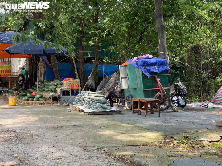 Hà Nội: Nhiều chợ cóc, chợ tạm vẫn hoạt động bất chấp lệnh cấm - 1