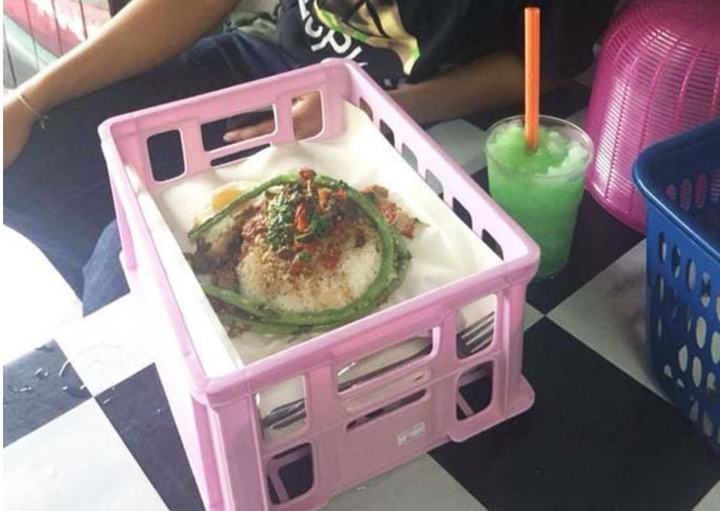 'Hú hồn' cách bày thức ăn của các hàng quán, vợt cá hay ky rác cũng không tha - 7