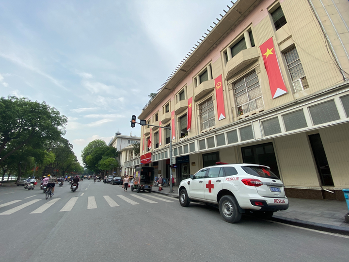 Hà Nội phong tỏa toà nhà 91 Đinh Tiên Hoàng, nơi ca nghi mắc COVID-19 làm việc - 3