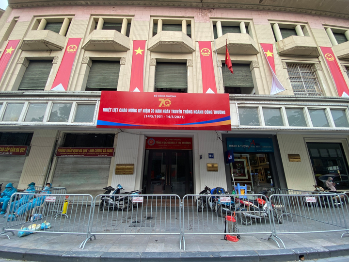 Hà Nội phong tỏa toà nhà 91 Đinh Tiên Hoàng, nơi ca nghi mắc COVID-19 làm việc - 4