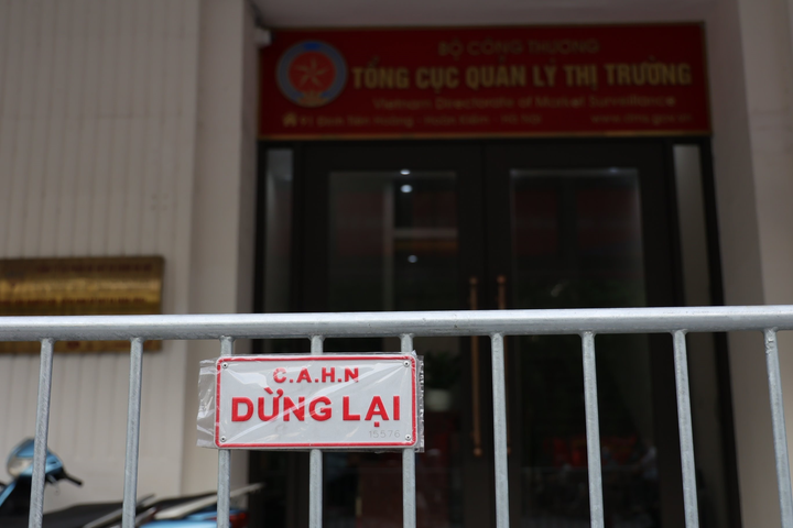 Hà Nội phong tỏa toà nhà 91 Đinh Tiên Hoàng, nơi ca nghi mắc COVID-19 làm việc - 8