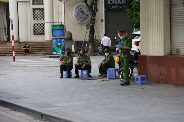 Hà Nội phong tỏa toà nhà 91 Đinh Tiên Hoàng, nơi ca nghi mắc COVID-19 làm việc - 2