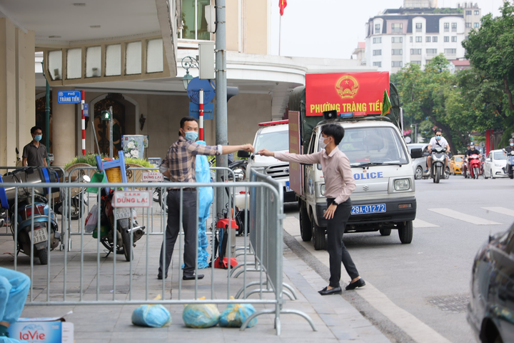 Hà Nội phong tỏa toà nhà 91 Đinh Tiên Hoàng, nơi ca nghi mắc COVID-19 làm việc - 5
