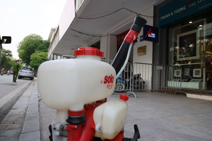 Hà Nội phong tỏa toà nhà 91 Đinh Tiên Hoàng, nơi ca nghi mắc COVID-19 làm việc - 7