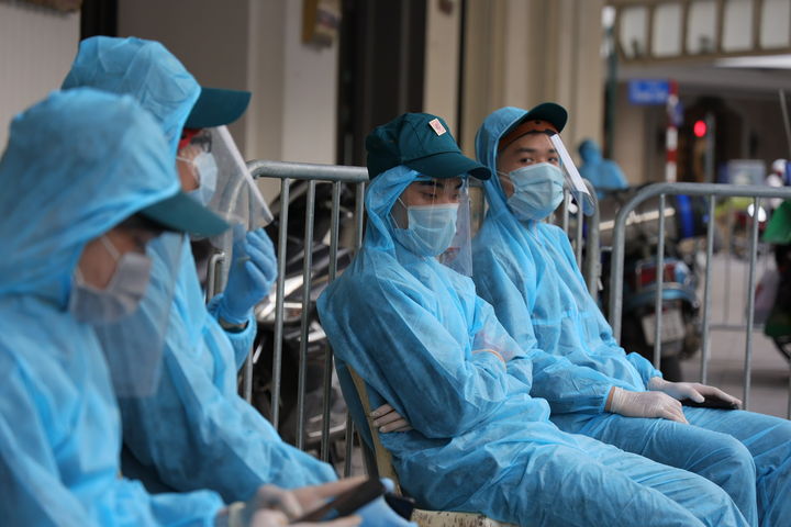 Hà Nội phong tỏa toà nhà 91 Đinh Tiên Hoàng, nơi ca nghi mắc COVID-19 làm việc - 6