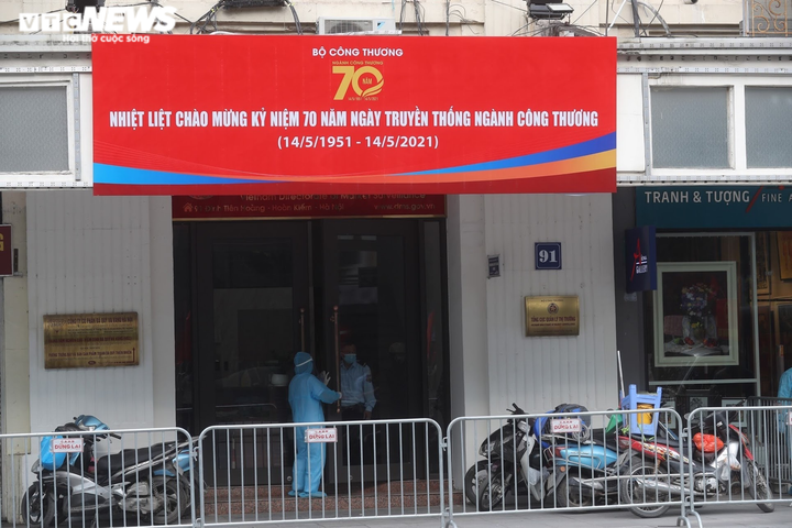 Hà Nội phong tỏa toà nhà 91 Đinh Tiên Hoàng, nơi ca nghi mắc COVID-19 làm việc - 1