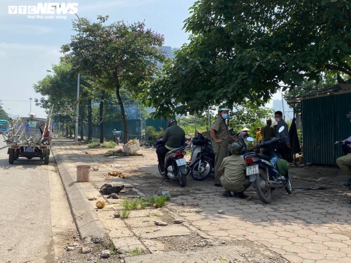 Hà Nội: Nhiều chợ cóc, chợ tạm vẫn hoạt động bất chấp lệnh cấm - 7