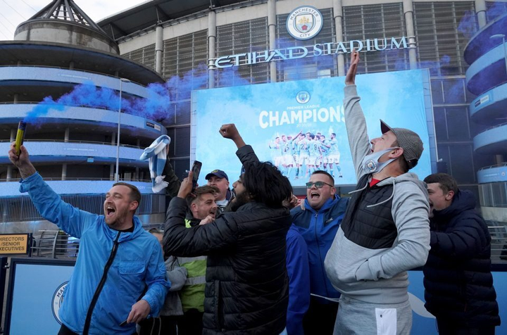 CĐV Man City tràn đến sân Etihad, ăn mừng chức vô địch Ngoại hạng Anh - 4