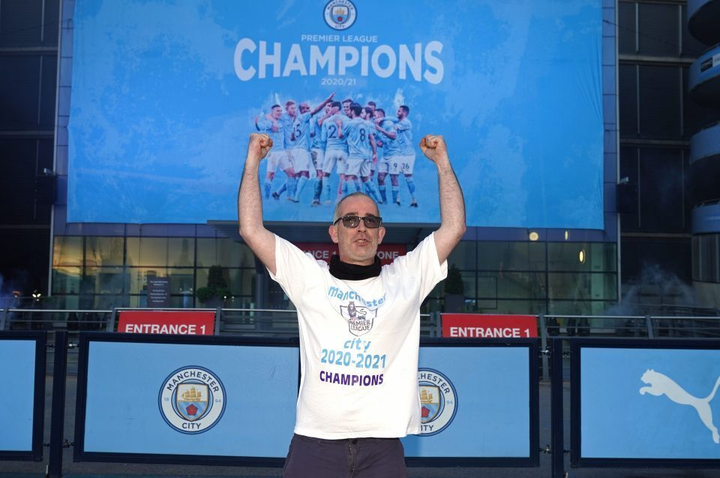 CĐV Man City tràn đến sân Etihad, ăn mừng chức vô địch Ngoại hạng Anh - 6