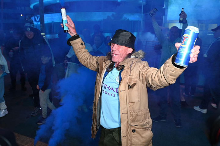CĐV Man City tràn đến sân Etihad, ăn mừng chức vô địch Ngoại hạng Anh - 7
