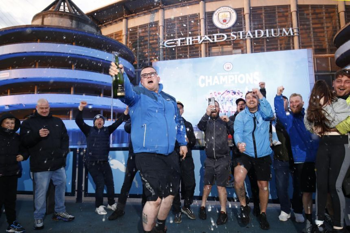CĐV Man City tràn đến sân Etihad, ăn mừng chức vô địch Ngoại hạng Anh - 3