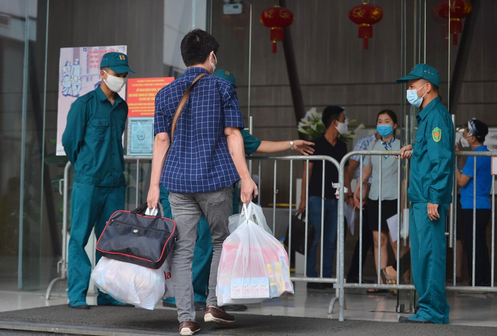 Lịch trình di chuyển phức tạp của hai vợ chồng nhiễm SARS-CoV-2 mới ở Hà Nội - 1