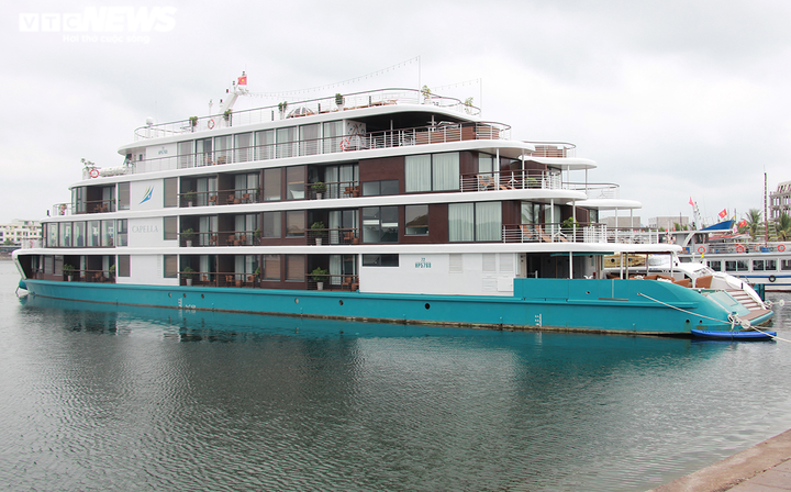 Ảnh: Cận cảnh hơn 500 tàu du lịch nằm 'ngắc ngoải' bên bờ Vịnh Hạ Long - 9