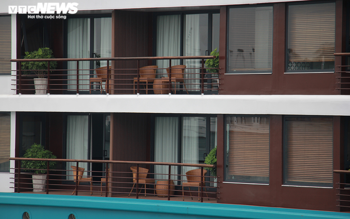 Ảnh: Cận cảnh hơn 500 tàu du lịch nằm 'ngắc ngoải' bên bờ Vịnh Hạ Long - 10