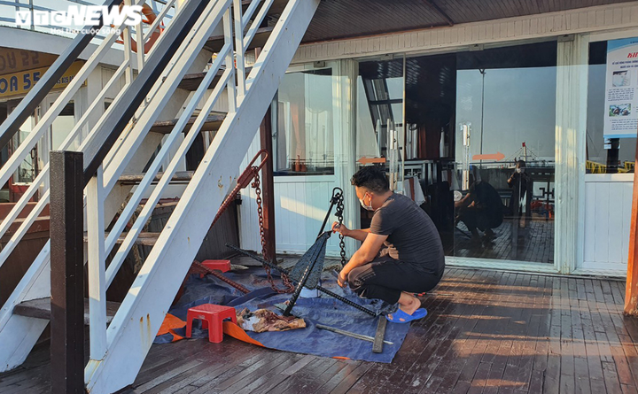 Ảnh: Cận cảnh hơn 500 tàu du lịch nằm 'ngắc ngoải' bên bờ Vịnh Hạ Long - 14