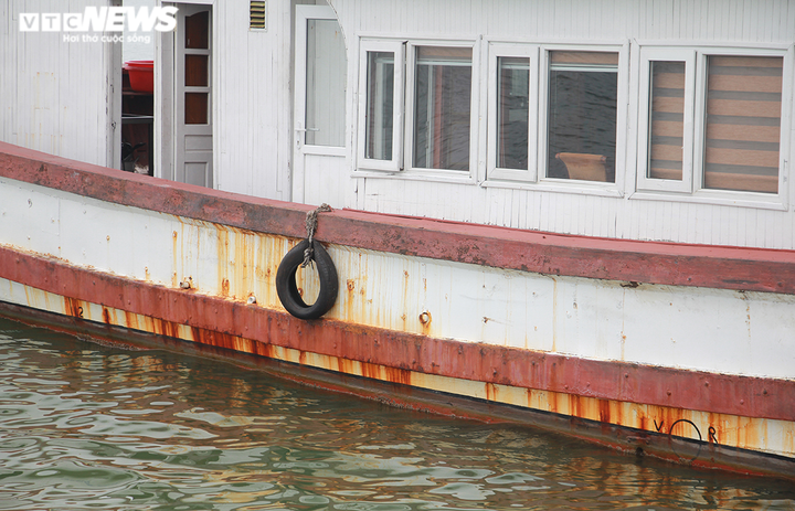 Ảnh: Cận cảnh hơn 500 tàu du lịch nằm 'ngắc ngoải' bên bờ Vịnh Hạ Long - 16