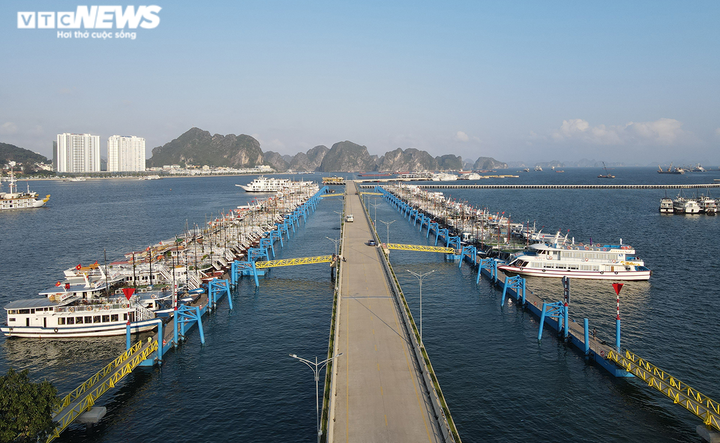 Ảnh: Cận cảnh hơn 500 tàu du lịch nằm 'ngắc ngoải' bên bờ Vịnh Hạ Long - 2