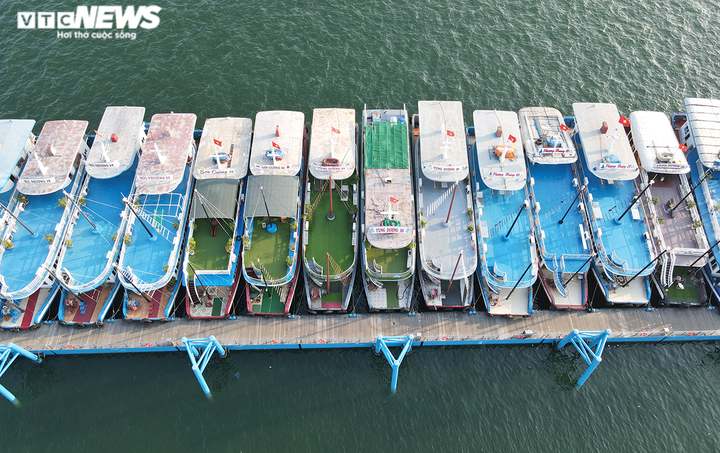 Ảnh: Cận cảnh hơn 500 tàu du lịch nằm 'ngắc ngoải' bên bờ Vịnh Hạ Long - 5