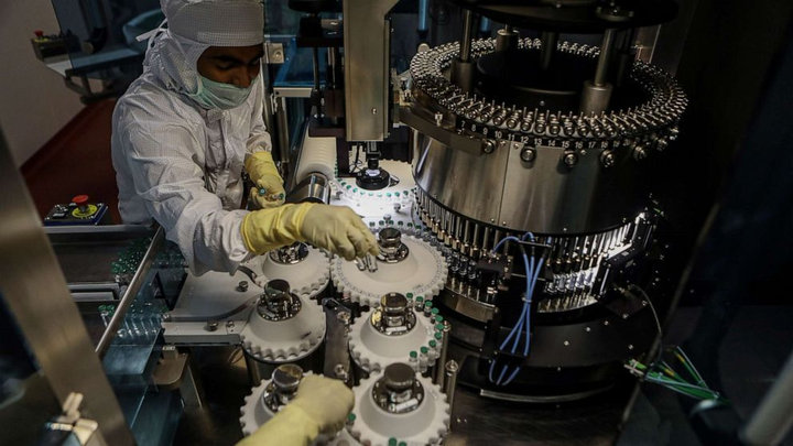 Vaccine COVID-19: Nơi thừa mứa, nơi một liều cũng không - 7