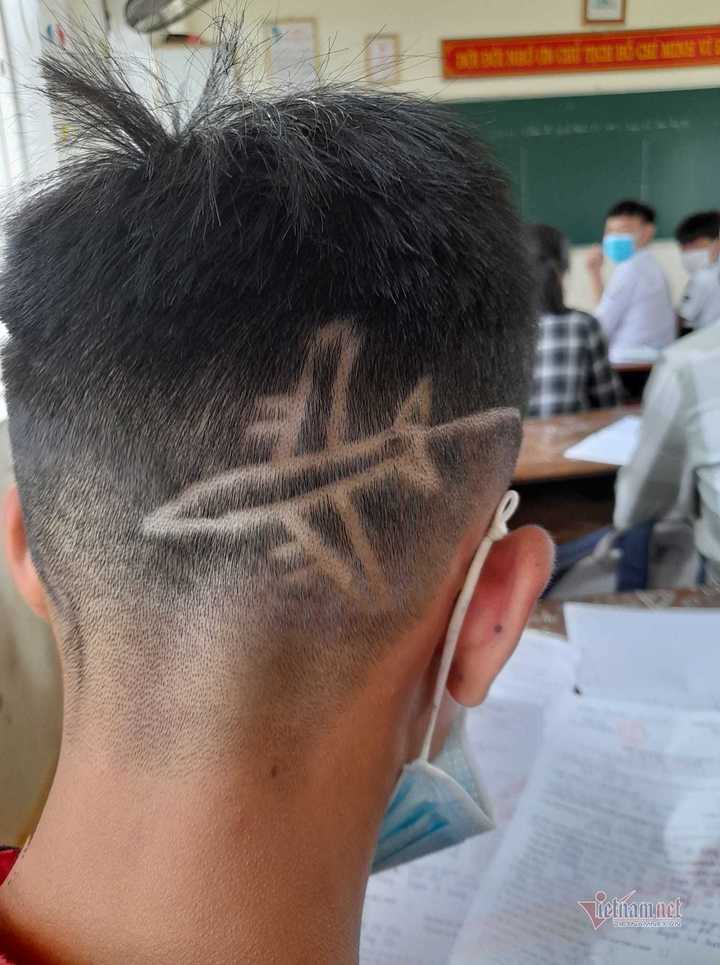 Xử trí bất ngờ của thầy giáo với mái tóc 'kỳ lạ' của học trò - 1