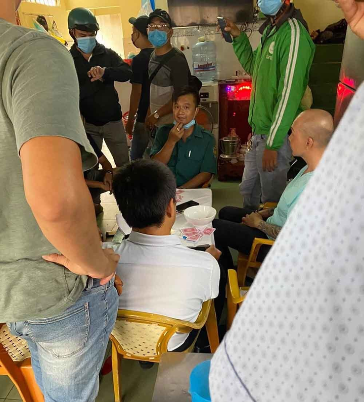 Khởi tố Phó ban chỉ huy quân sự phường ở TP.HCM tham gia đánh bạc - 1