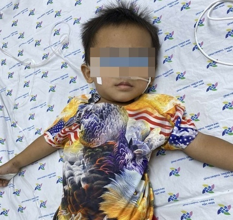 Bé trai 30 tháng tuổi nguy kịch do uống dung dịch tẩy mực in - 1